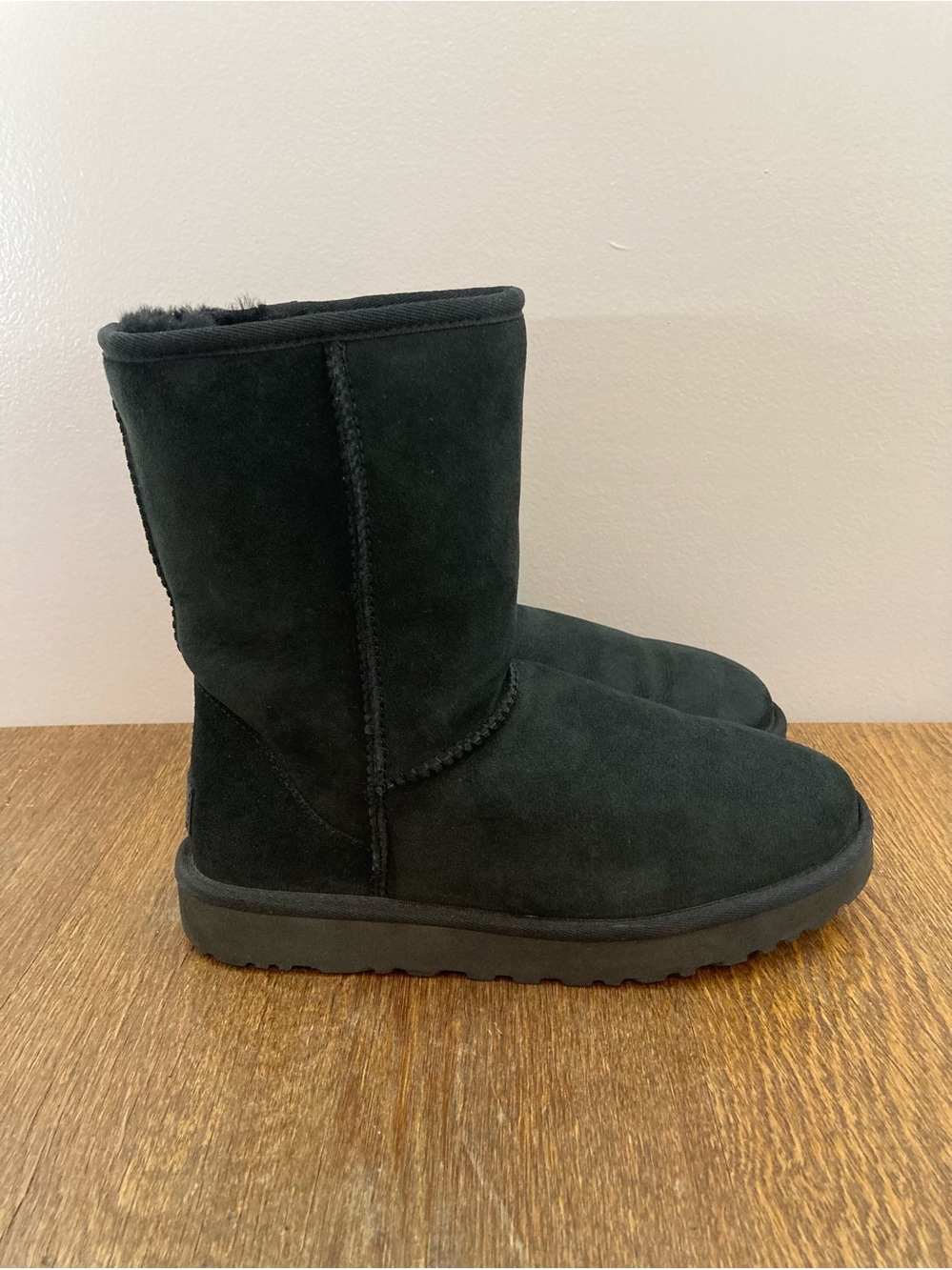 Ugg Classic ll Short Suede Boots Women’s Size 8 Black